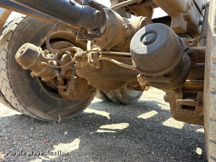 image for item DG4389 1993 Mack RD690S semi truck