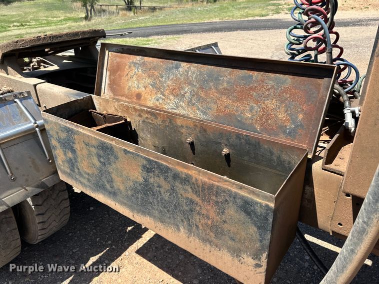 image for item DG4389 1993 Mack RD690S semi truck