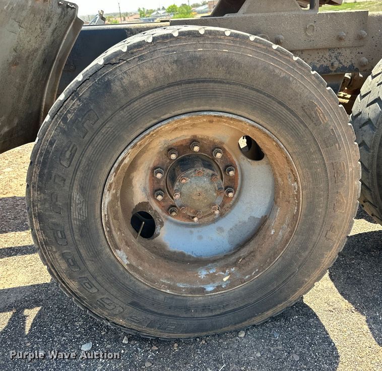 image for item DG4389 1993 Mack RD690S semi truck