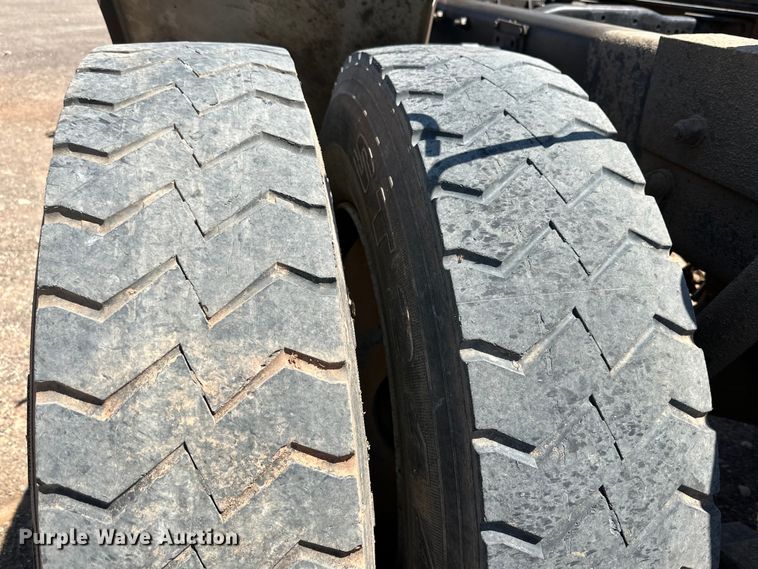 image for item DG4389 1993 Mack RD690S semi truck