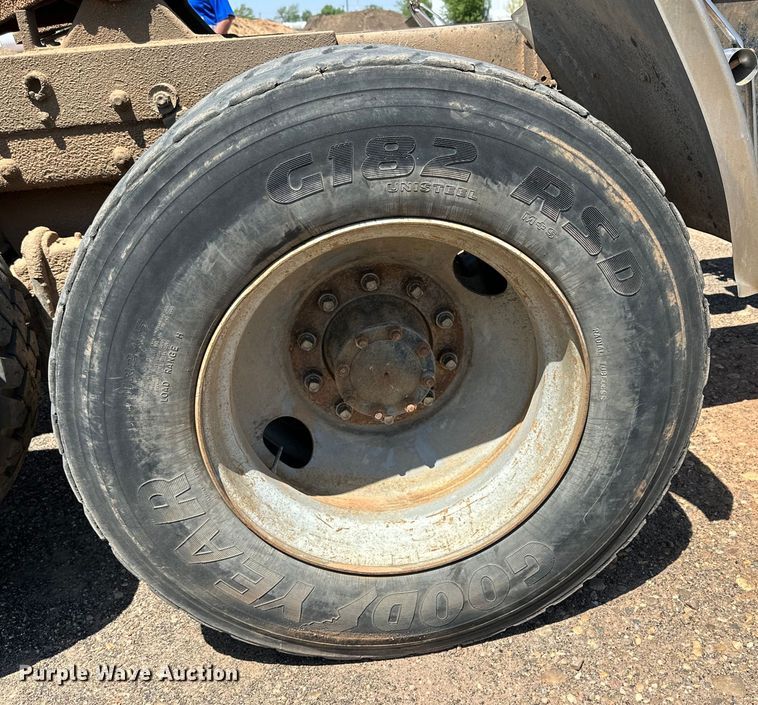 image for item DG4389 1993 Mack RD690S semi truck