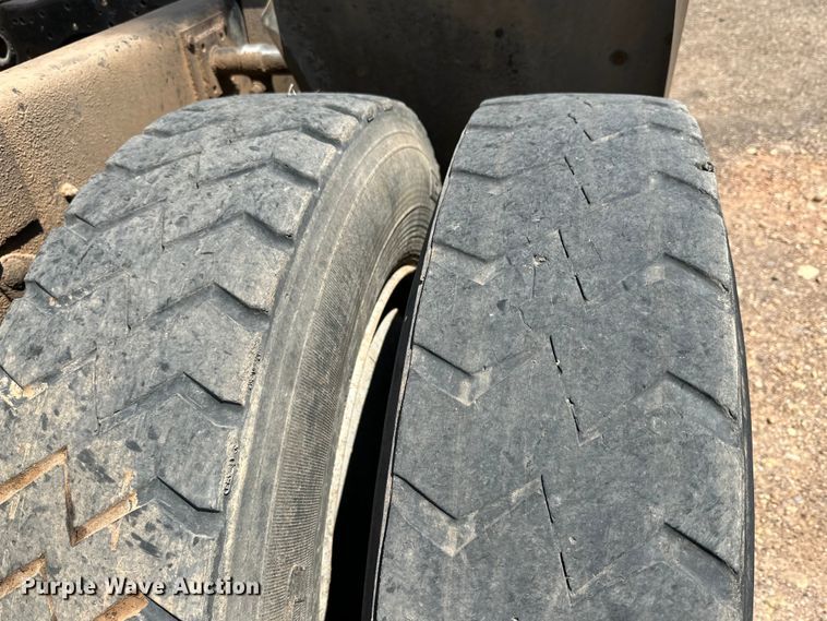 image for item DG4389 1993 Mack RD690S semi truck