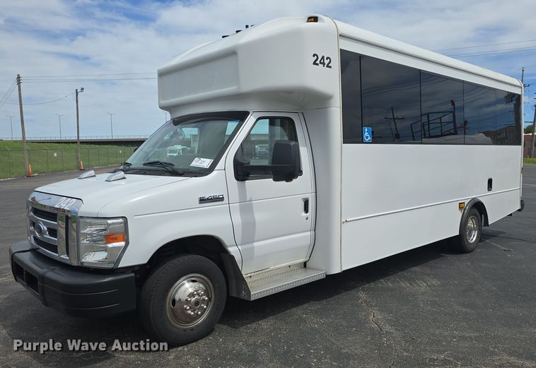 image for item DM1606 2013 Glaval shuttle bus