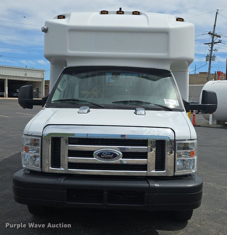 image for item DM1606 2013 Glaval shuttle bus