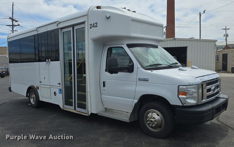 image for item DM1606 2013 Glaval shuttle bus