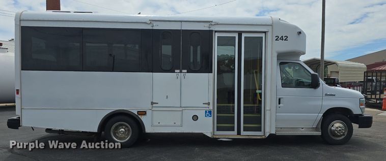 image for item DM1606 2013 Glaval shuttle bus