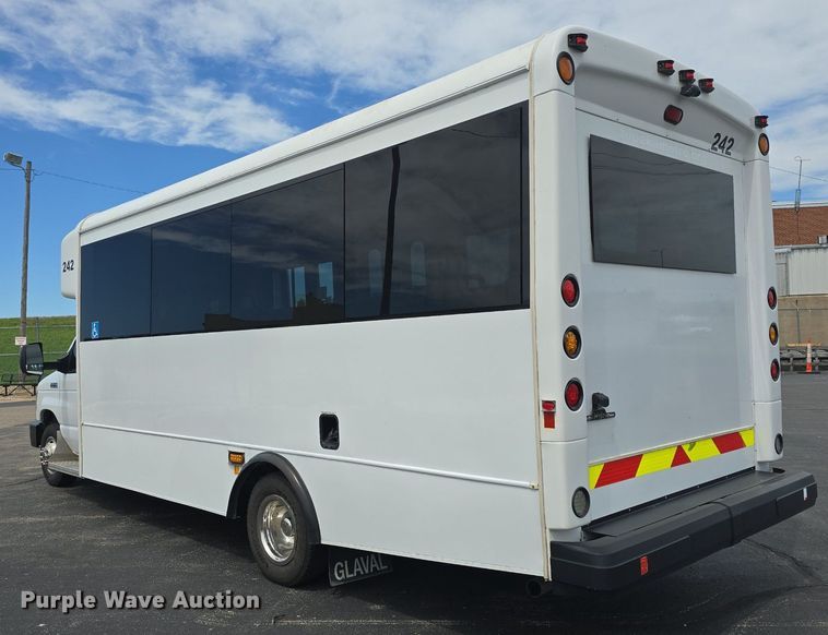 image for item DM1606 2013 Glaval shuttle bus