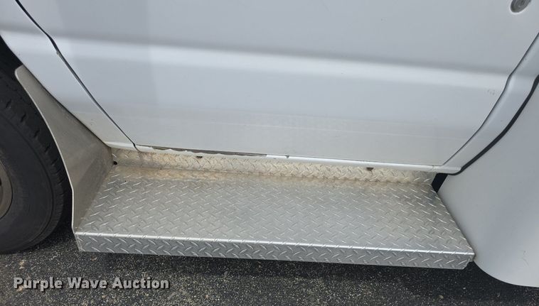 image for item DM1606 2013 Glaval shuttle bus