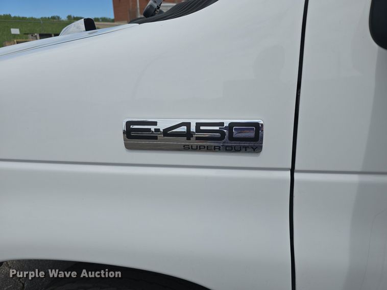 image for item DM1606 2013 Glaval shuttle bus