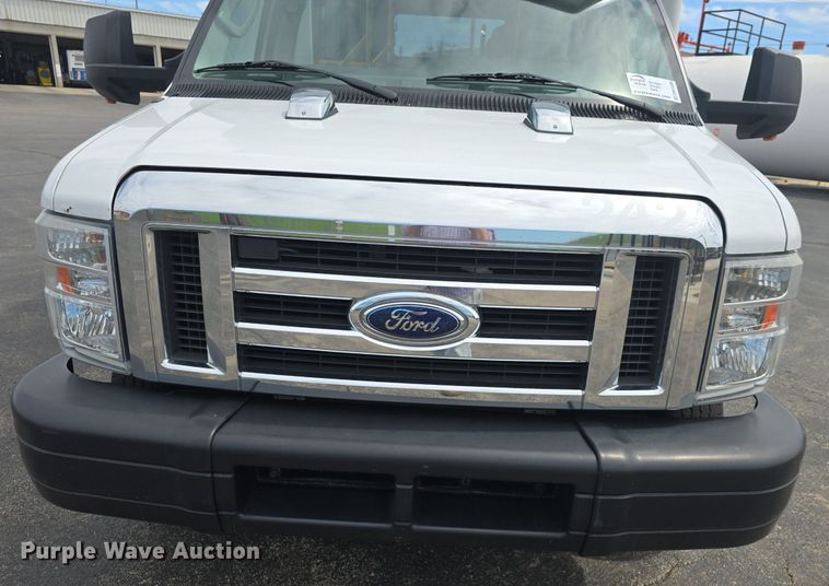 image for item DM1606 2013 Glaval shuttle bus