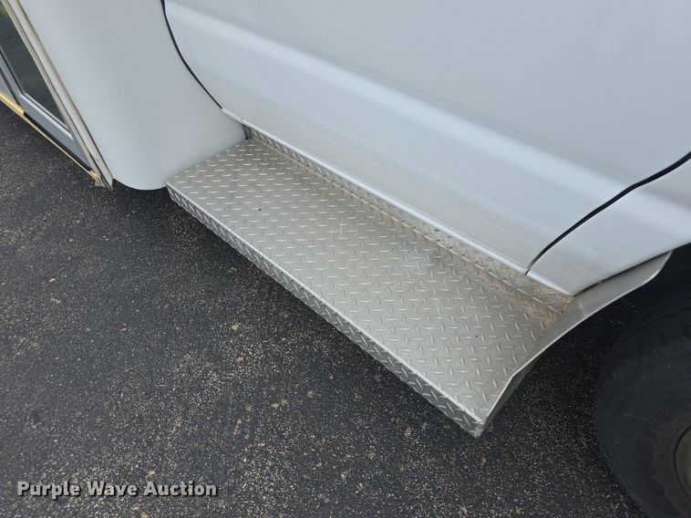 image for item DM1606 2013 Glaval shuttle bus