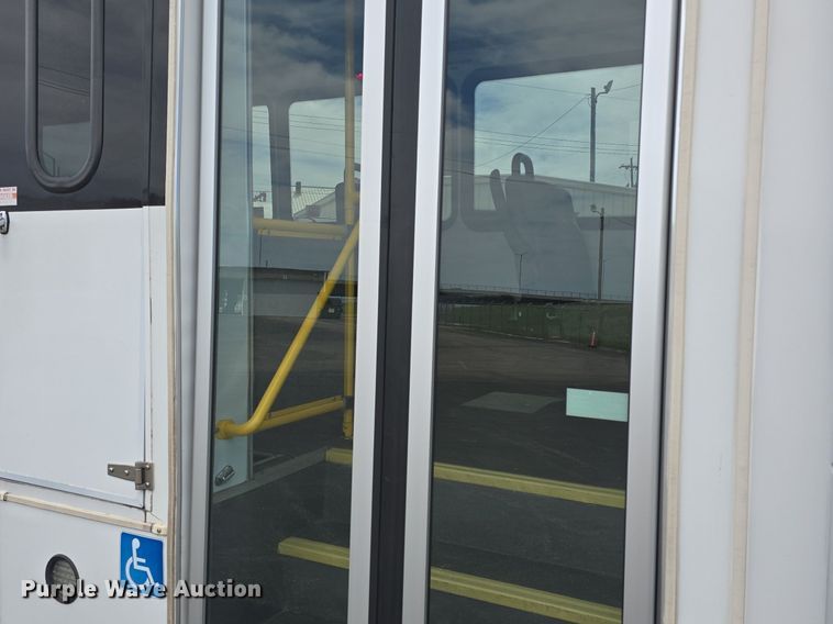 image for item DM1606 2013 Glaval shuttle bus