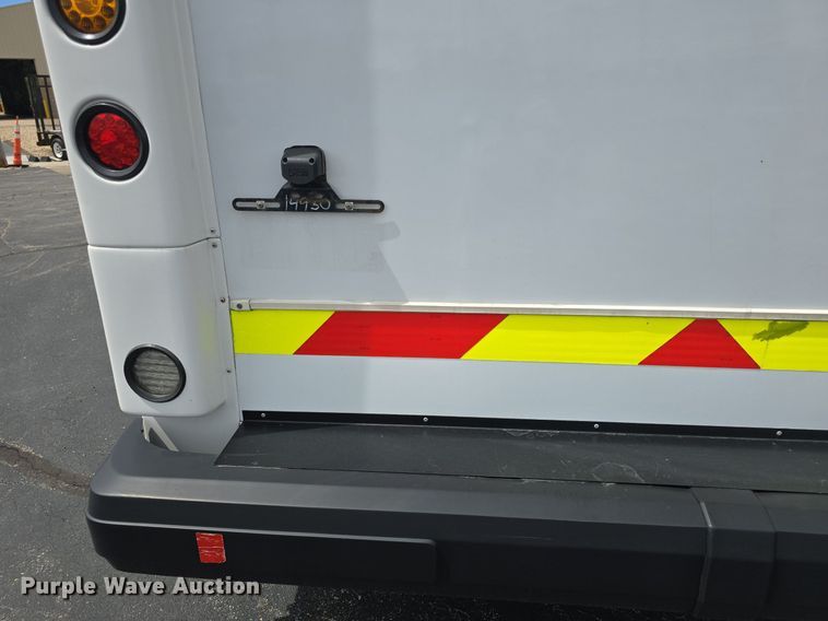 image for item DM1606 2013 Glaval shuttle bus