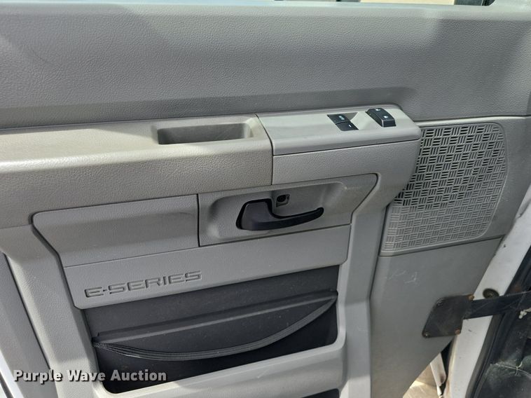 image for item DM1606 2013 Glaval shuttle bus