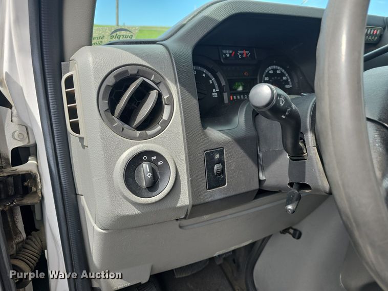 image for item DM1606 2013 Glaval shuttle bus