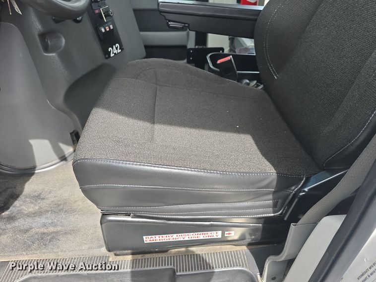 image for item DM1606 2013 Glaval shuttle bus