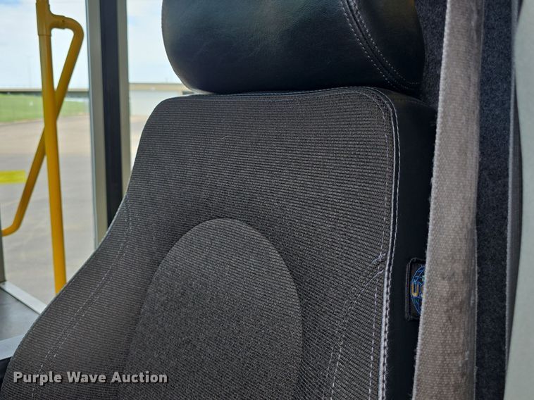 image for item DM1606 2013 Glaval shuttle bus