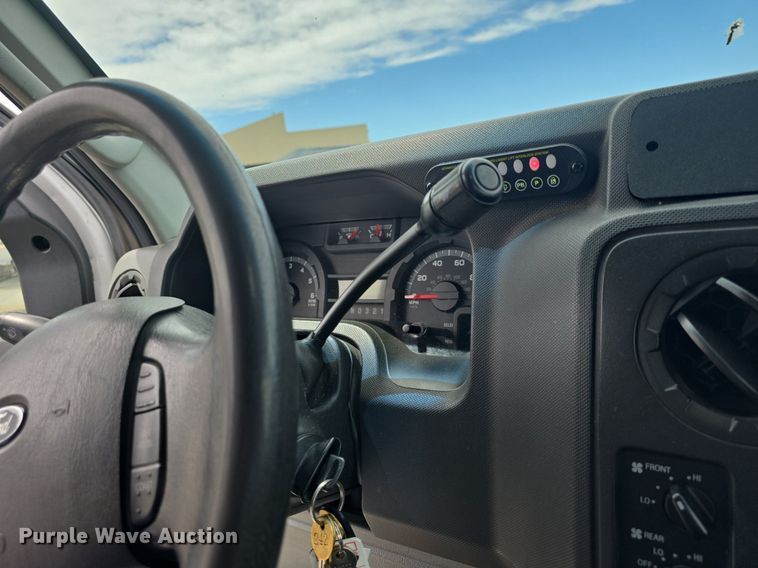 image for item DM1606 2013 Glaval shuttle bus