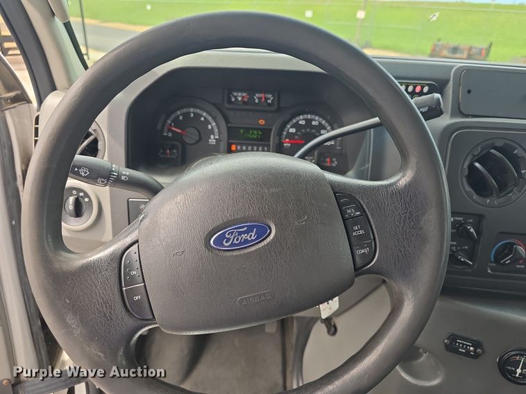 image for item DM1606 2013 Glaval shuttle bus