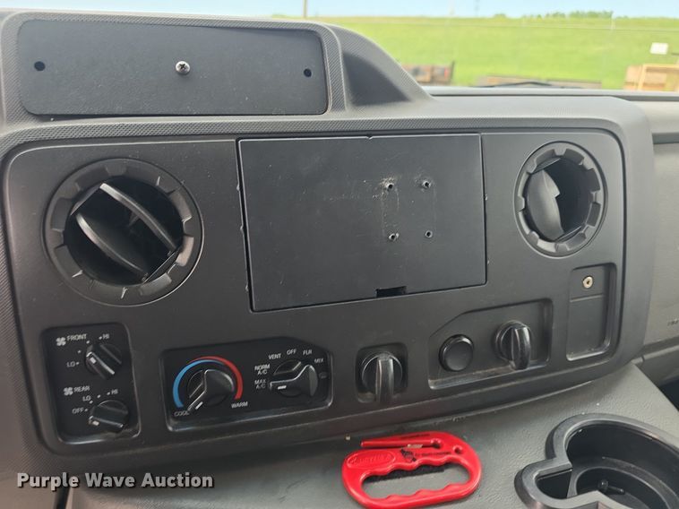 image for item DM1606 2013 Glaval shuttle bus