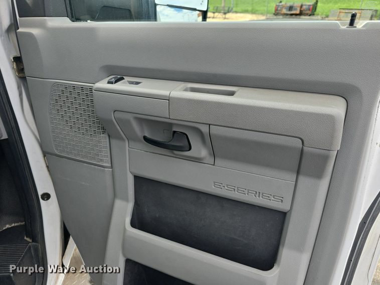 image for item DM1606 2013 Glaval shuttle bus