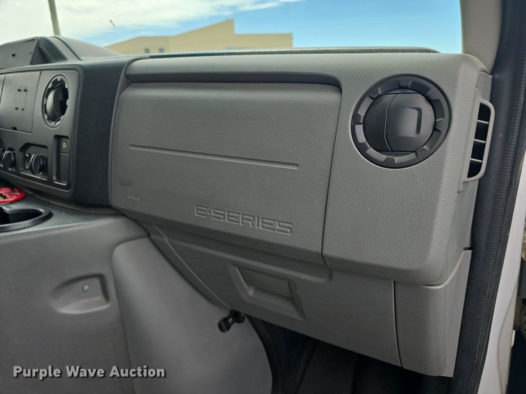 image for item DM1606 2013 Glaval shuttle bus