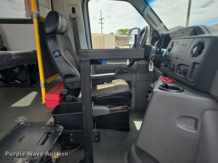 image for item DM1606 2013 Glaval shuttle bus