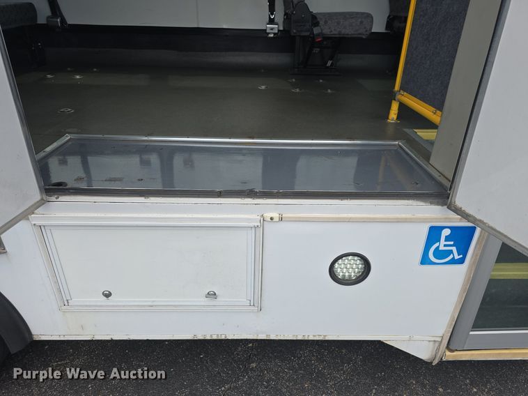 image for item DM1606 2013 Glaval shuttle bus