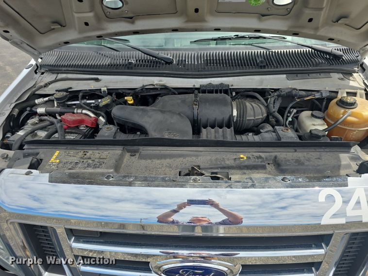 image for item DM1606 2013 Glaval shuttle bus