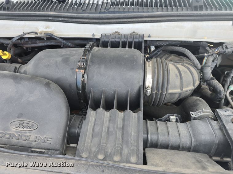 image for item DM1606 2013 Glaval shuttle bus