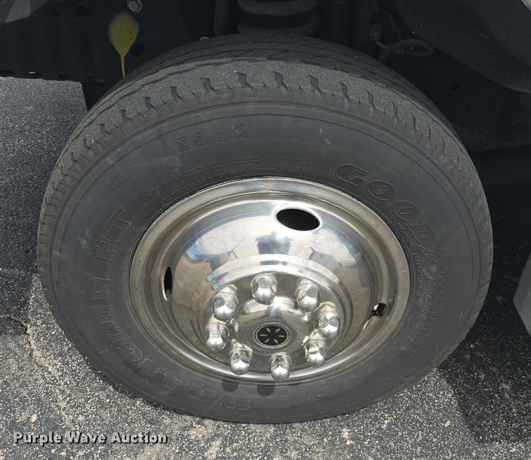 image for item DM1606 2013 Glaval shuttle bus