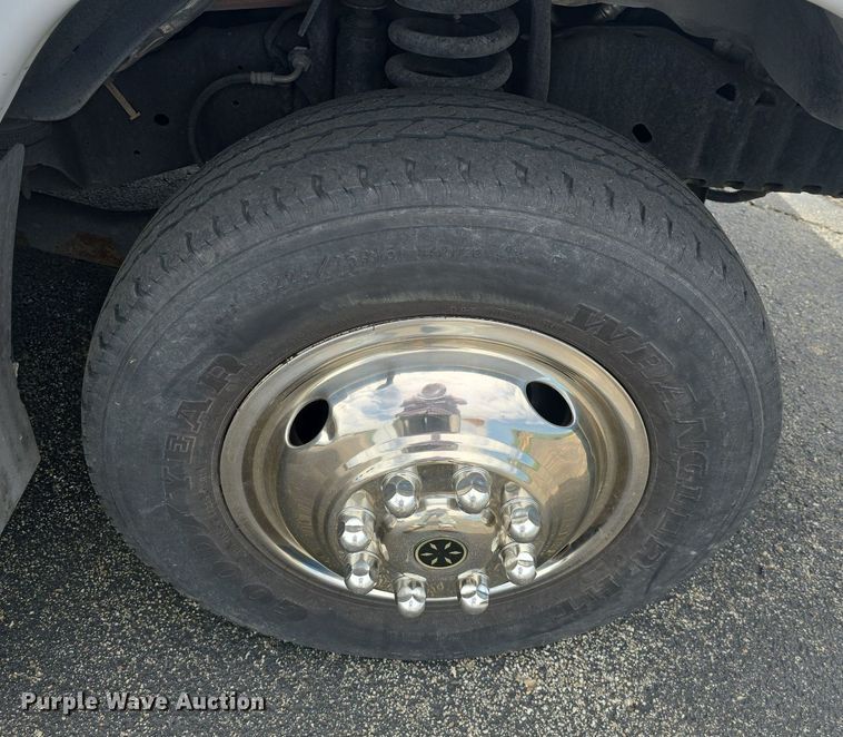 image for item DM1606 2013 Glaval shuttle bus