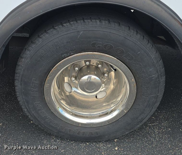 image for item DM1606 2013 Glaval shuttle bus