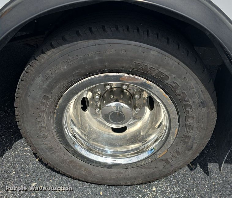 image for item DM1606 2013 Glaval shuttle bus