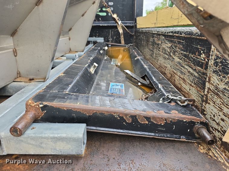 image for item DM1656 2010 Ford F550 Super Duty XL dump truck