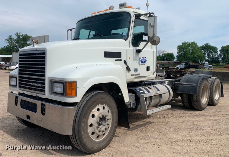 image for item DM7836 2014 Mack CHU613 semi truck