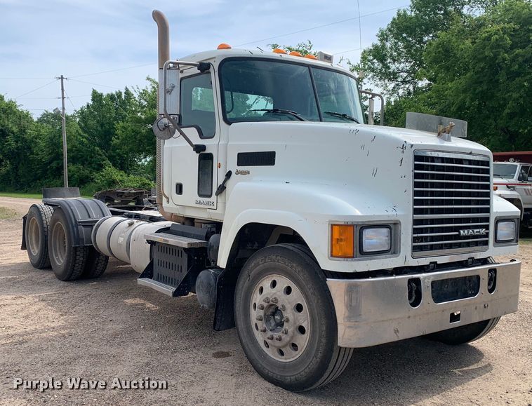 image for item DM7836 2014 Mack CHU613 semi truck