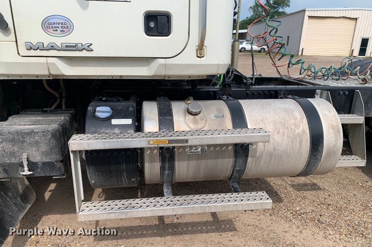 image for item DM7836 2014 Mack CHU613 semi truck