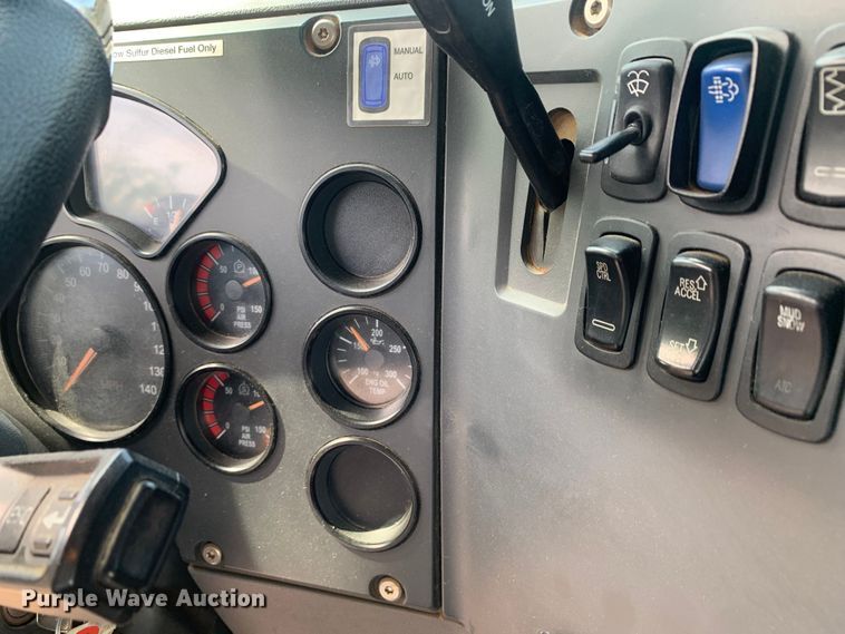 image for item DM7836 2014 Mack CHU613 semi truck