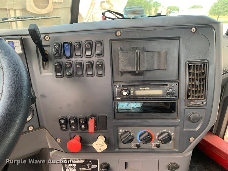 image for item DM7836 2014 Mack CHU613 semi truck