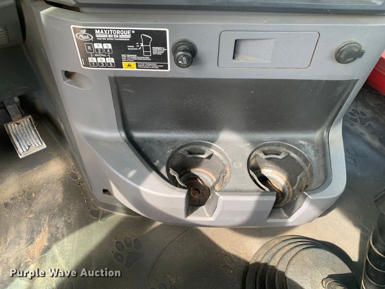 image for item DM7836 2014 Mack CHU613 semi truck