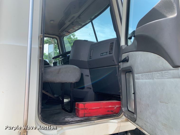 image for item DM7836 2014 Mack CHU613 semi truck