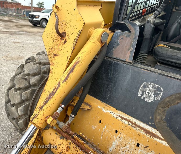 image for item DO1102 2006 John Deere 332 skid steer loader