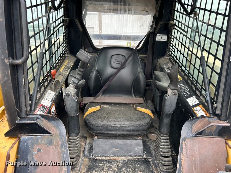 image for item DO1102 2006 John Deere 332 skid steer loader