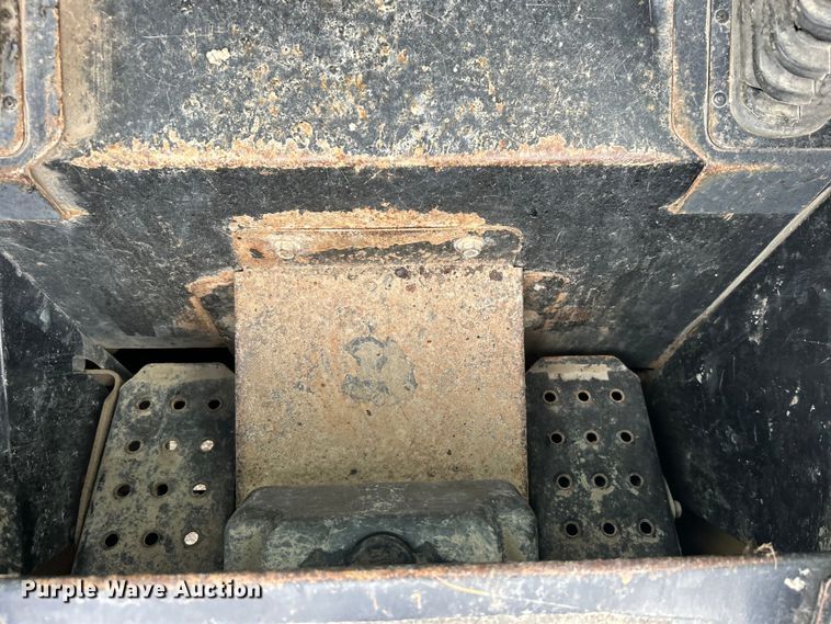 image for item DO1102 2006 John Deere 332 skid steer loader