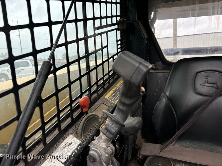 image for item DO1102 2006 John Deere 332 skid steer loader