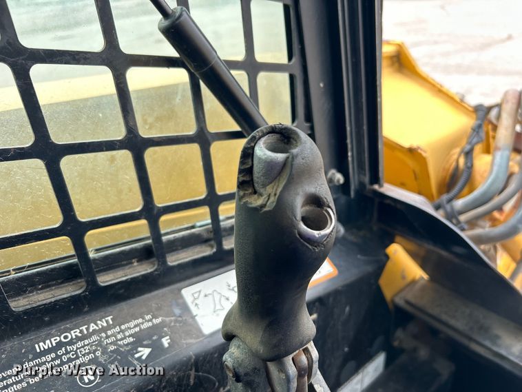 image for item DO1102 2006 John Deere 332 skid steer loader