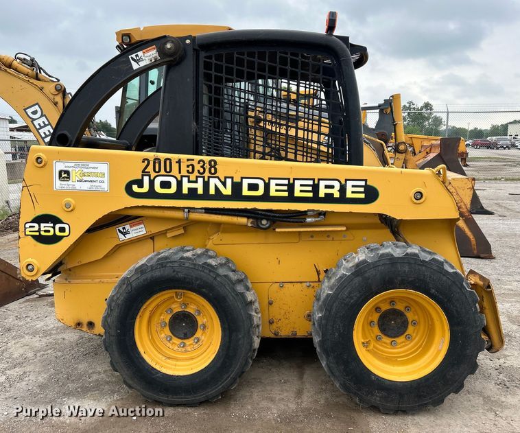 image for item DO1103 2001 John Deere 250 skid steer loader
