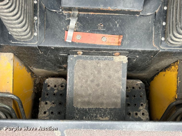 image for item DO1103 2001 John Deere 250 skid steer loader