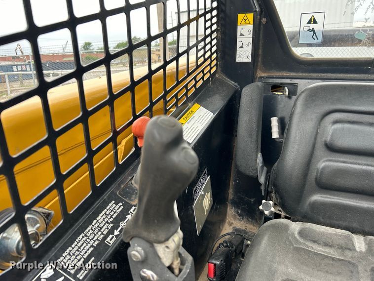 image for item DO1103 2001 John Deere 250 skid steer loader